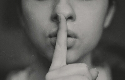 Οι διαφορετικές «σιωπές»: Ένας ψυχολόγος εξηγεί το πώς η σιωπή διδάσκεται στην κοινωνία