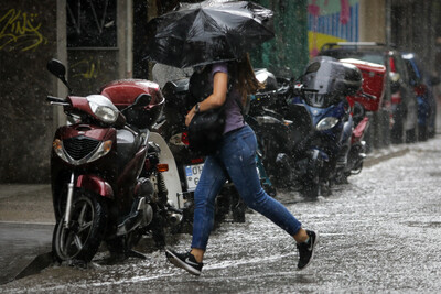 Καιρός: Καταιγίδες και χαλάζι σε Φθιώτιδα και Καβάλα- Βροχές και στην  Αττική | LiFO