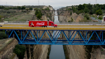 Το εμβληματικό φορτηγό της Coca-Cola φθάνει επιτέλους και στην Αθήνα, για να σκορπίσει την αληθινή μαγεία των Χριστουγέννων!