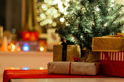 Φέτος, τα δώρα των Χριστουγέννων έρχονται στο σπίτι σας από τα Παιχνιδάδικα Μουστάκας και τη Wolt
