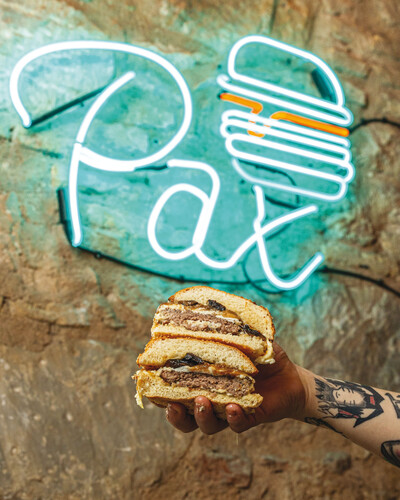 Pax Burgers: Ζουμερό μπιφτέκι με λόκαλ χαρακτήρα στο κέντρο της πόλης