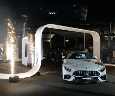Με μία εντυπωσιακή εκδήλωσηη Mercedes-BenzΕλλάς γιόρτασετα εγκαίνια τηςΈκθεσης“PASTTOTHEFUTURE”στοεμπορικό κέντροGoldenHall