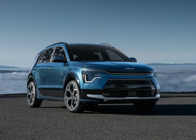 Στο τιμόνι του τρισυπόστατου Kia Niro νέας γενιάς