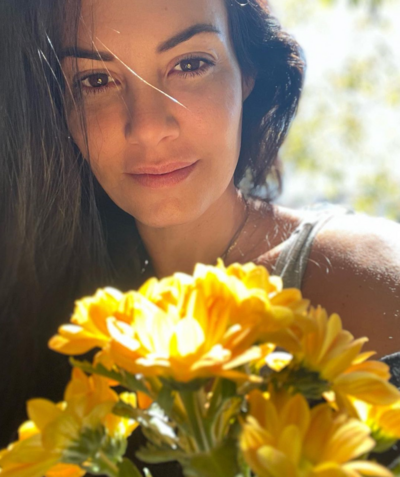 Η Μαρία Κορινθίου με λουλούδια