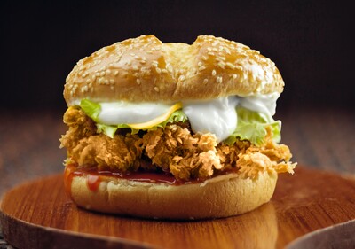 To Crispy Chicken Burger μας ξανά συστήνεται