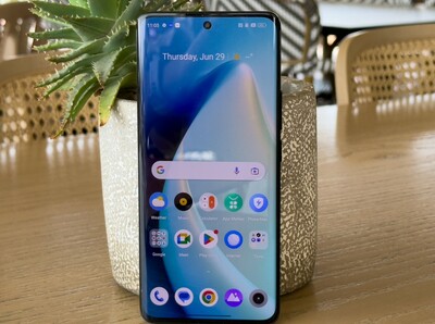 Το realme 11 Pro+ 5G μας φέρνει πάρα πολύ κοντά στην πολυτέλεια με τις επιδόσεις του