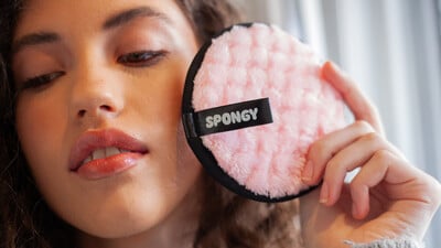  SPONGY: To Viral Βrand στο TikTok που Έκανε το Ντεμακιγιάζ Παιχνιδάκι