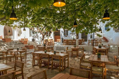 Επισκεφθήκαμε το γνωστό γαστροκαφενέ στην Τήνο και αυτά είναι τα τα Must-Try Πιάτα που λατρέψαμε