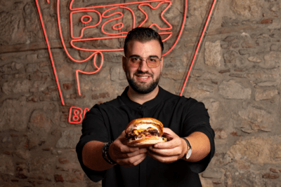 ΠΑΞΜΑΝ @ PAX Burgers: To νέο smashed burger του Σταύρου Βαρθαλίτη θα σε κάνει να το ζητάς ξανά και ξανά