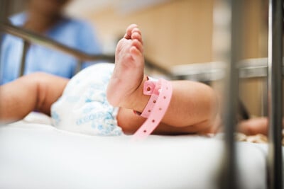 Μοναδικά τα οφέλη για τη μητέρα και το μωρό από τον φυσιολογικό τοκετό