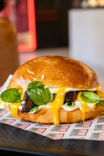 Talking Breads: Το νέο rock street food spot στο Σύνταγμα που θα γίνει στέκι σου