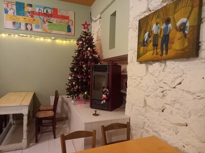 Σαλός λαγός: Το νέο οινομαγειρείο στα Άνω Πατράλωνα που θυμίζει οικογενειακό τραπέζι