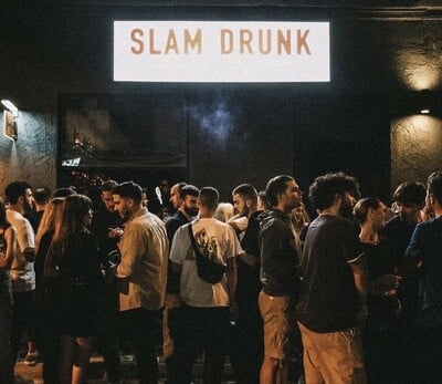 Slam Drunk: Το Hotspot του Χαλανδρίου που Μας Επιστρέφει στα 90s & 00s