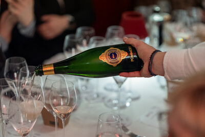 Punk Champagne: όσα έγιναν στην ανατρεπτική βραδιά με burgers, σουβλάκια, πίτσες και TOP σαμπάνιες