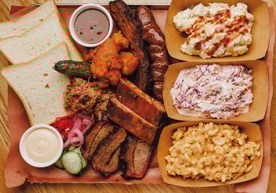 Po’ Boys: 7 χρόνια φαγούρας με νέες γεύσεις slow smoked BBQ