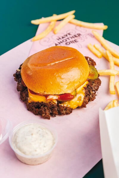 Epos Βurgers: H γεύση του αυθεντικού smashed burger ταξιδεύει από την Αντίπαρο στη Γλυφάδα