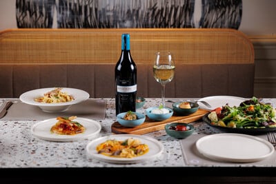 Mezze Athens: H σύγχρονη εκδοχή του μεζεδοπωλείου στο κέντρο της πόλης
