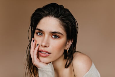 Statement look με 3 κινήσεις: Eyeliner, bronzer και μακιγιάζ ματιών για all-days στιλ
