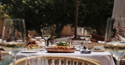 Το GiO υποδέχεται το καλοκαίρι στην εμβληματική πισίνα του The Margi