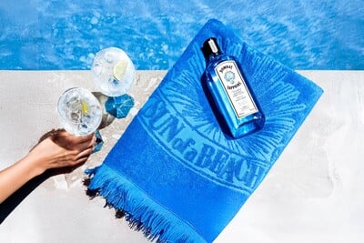 Step Into the Blue with Bombay Sapphire To Bombay Sapphire premium gin υποδέχεται ένα υπέροχο καλοκαίρι που θα κυριαρχήσει το μπλε