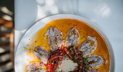 Vallis Restaurant Syrtaki: Μια ιστορία με θέα το Σούνιο και γεύσεις που μιλούν κατευθείαν στην ψυχή