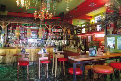 Tiki bar: Εξωτικά vibes που αλλάζουν το καλοκαίρι στην Αθήνα