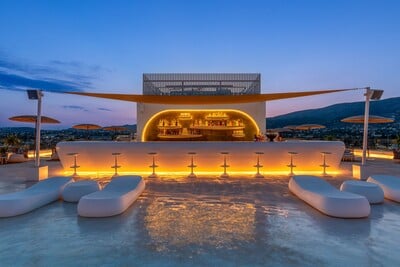 Summer nights, beach vibes & DJ sets: όλα οδηγούν στο Isla Brown Corinthia, Curio Collection by Hilton