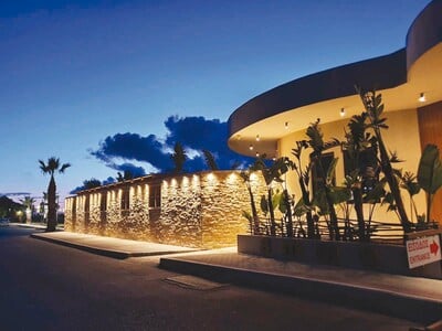 Ammos Restaurant & Bar: Η παραλία της Κυπαρισσίας χτυπάει στους ρυθμούς της all-day διασκέδασης