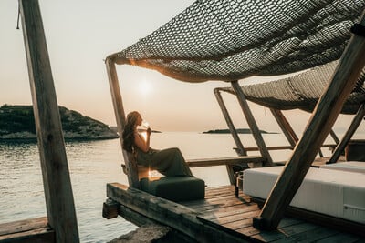 Onar Seaside Lounge: Όταν η θαλασσινή αύρα αγκαλιάζει την τέχνη της γαστρονομίας