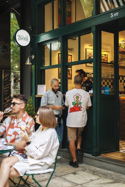 Nosh: Η Αθήνα καλωσορίζει τα rolls αστακού στη street food σκηνή της