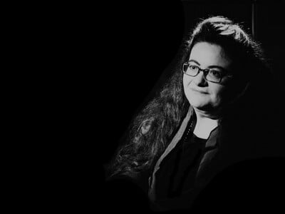 Η Νένα Βενετσάνου φέρνει τις «Σκληρές Βιολέτες» στο ΦΟΥΓΑΡΟ για μία μοναδική βραδιά