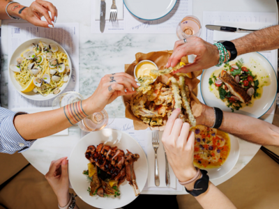 Bottomless Brunch + Βeats: Το νέο στέκι του Σαββατοκύριακου στη Γλυφάδα