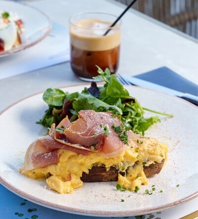 Okio Zea: Η νέα γευστική εμπειρία στη Μαρίνα Ζέας