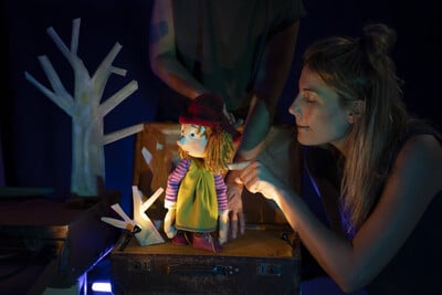 «Μ΄ένα κόκκινο σκουφί»: Το Θέατρο κούκλας Κοκού-Μουκλό και η Βάσω Γιαρένη ταξιδεύουν τα παιδιά