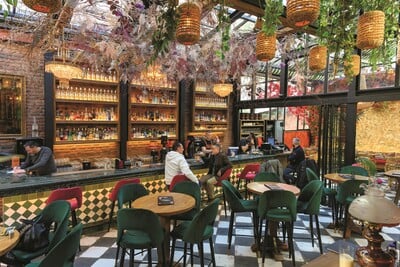 Le Grand Patron: Το στέκι του Αιγάλεω που φωτίζει τις βόλτες μας