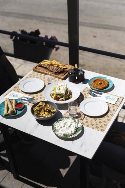 Φαμιλόκαλ: Νόστιμα πιάτα και ζωντανή μουσική στο αγαπημένο φαγάδικο