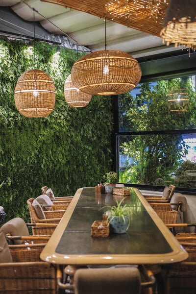 Λεύκες on the Side: All-day στέκι που ενώνει comfort brunch και εκλεκτές κοπές