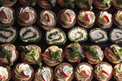 Granny’s Catering: Η «γιαγιά» που φέρνει νέα φρεσκάδα στις πιο όμορφες στιγμές μας