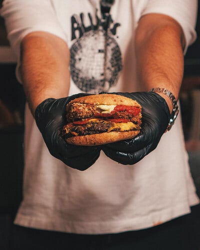 F*Smashing District Mozzart και Πραξιτέλους: Μια συνεργασία-έκπληξη και ένα μεγάλο street party στην καρδιά της Αθήνας