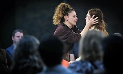 «Ολική Άμεση Συλλογική Επικείμενη Επίγεια Σωτηρία»: Μια σκοτεινά επίκαιρη θεατρική εμπειρία μεταμορφώνει τον παλιό χώρο της ΦΙΑΤ