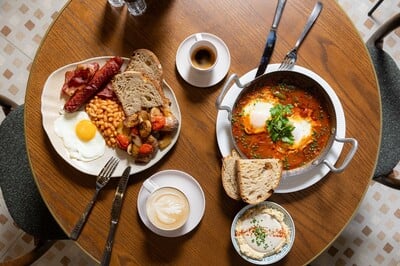 Το Benedict Berlin φτάνει στην Αθήνα για να κάνει πράξη το πρωινό που δεν τελειώνει ποτέ 