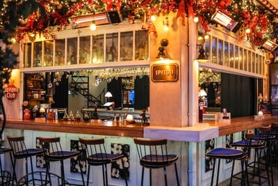 Ipitou the bar: Αυτό το street bar γιορτάζει όπως ξέρει, στον δρόμο, με μουσική και παρέες