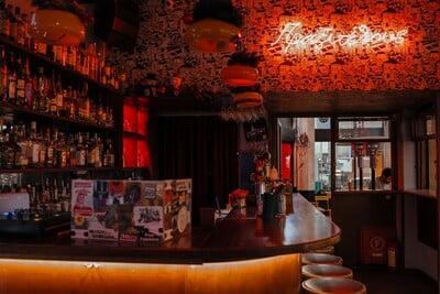 Πραξιτέλους bar: Εδώ και 16 χρόνια μάς προσφέρει τη διασκέδαση που αγαπάμε