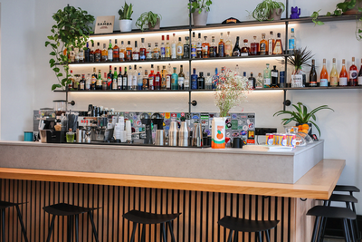 Commune: Specialty καφές, premium ποτά και μια συλλογή από βινύλια σε ένα νέο υβριδικό στέκι