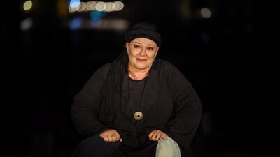 «Η Κυρά της Ρω»: Μία σπάνια θεατρική εμπειρία φωτίζει τη ζωή μιας γυναίκας που έγινε θρύλος