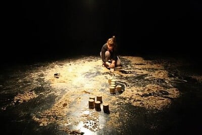 «Αν μ' ακούς, θα γίνω σεισμός»: Μια performance για τα όρια της ανθρώπινης αντοχής