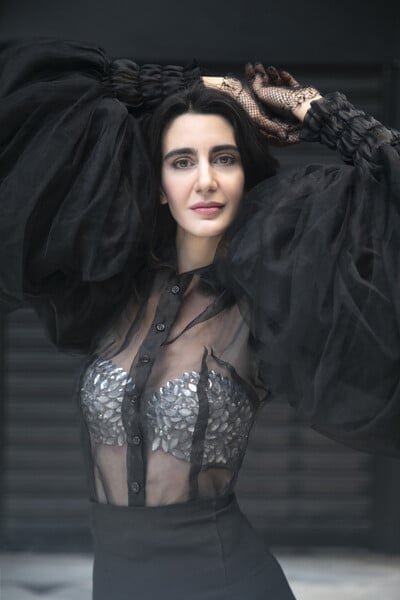 Θέμις Εικοσιπεντάρχου (Themis Eleni): Μια καλλιτέχνις που κάνει το γέλιο τελετουργία