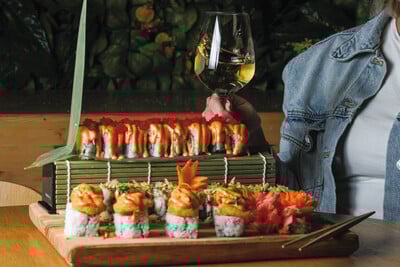 Drunk Duck: Η Καλλιθέα πίνει κοκτέιλ και τρώει σούσι