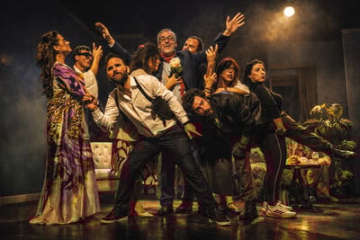 Ο Ημιυπαίθριος του Γιώργου Αλκαίου: Μια σουρεαλιστική κωμωδία για όλα τα σοβαρά της ζωής