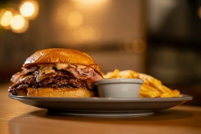 Μπαρ Μπεε Κιου x Λευτέρης Πέτρου: Νέες συνταγές, νέα γευστική ταυτότητα